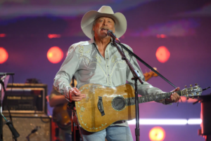 Alan Jackson faz último show da carreira em Nashville e emociona fãs